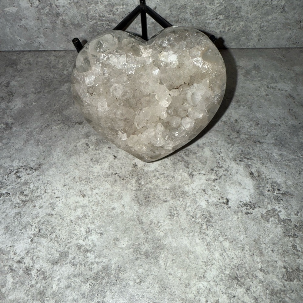 WHITE QUARTZ Elegant Heart-Shaped Crystal Accent